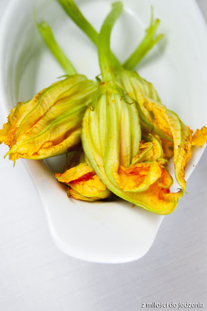 Kwiaty cukinii faszerowane serem mozarella i smażone