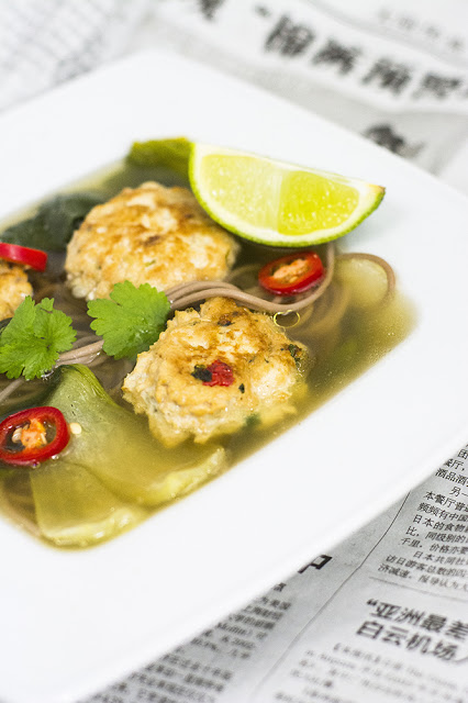 Wietnamska zupa pho z bok choy i pulpecikami z kurczaka